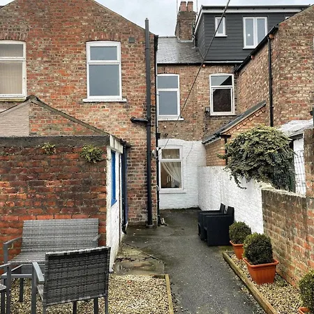 The Groves - Quaint Victorian - Free Parking Holiday home York